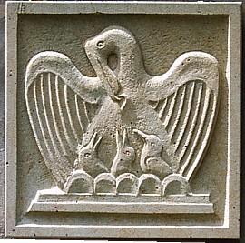 Symbol pelikan opfer grabmal sandstein.JPG