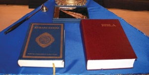 Albanien-Koran-Bibel.jpg