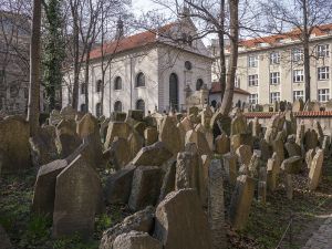 Prag jüdischer Friedhof und Klaus-Synagoge.JPG