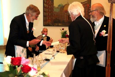 Udo Schonecke (rechts) und Jens Rusch überreichen das vorstehende Rosen-Relief als Dank.